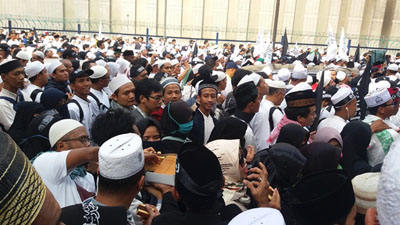 Peserta Reuni 212 Saling Berbagi Makanan dan Minum di Sekitaran Monas